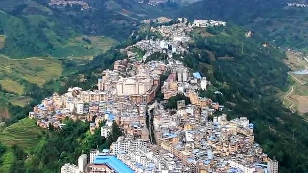 云南绿春县大山上的小县城航拍景象简直太壮观了