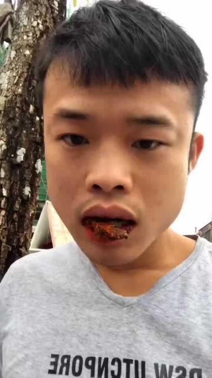 槟榔男神在街边吃槟榔到哪都离不开槟榔网友真有那么好吃