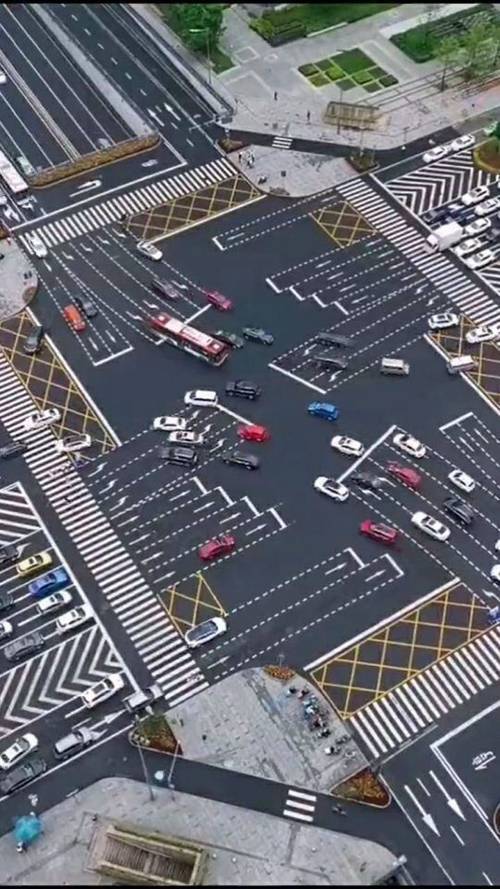 重庆红绿灯路口,至少8条指引线,防止车主迷路!_腾讯视频