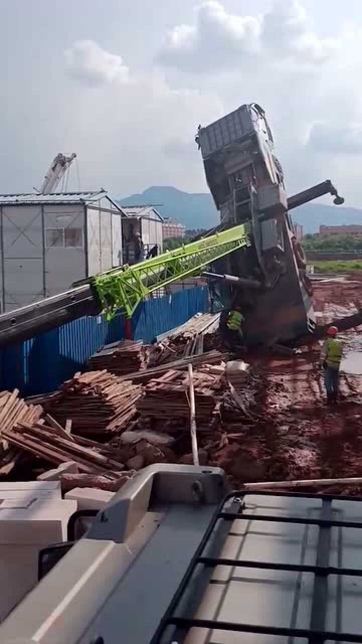 中联吊车翻车40米的大臂差一点砸到人老板含泪开除司机