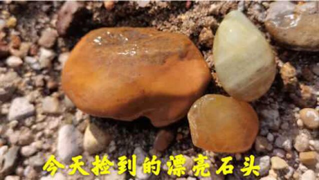 今天进山在河道中捡到个天然吊坠,其中一块黄蜡石很细腻