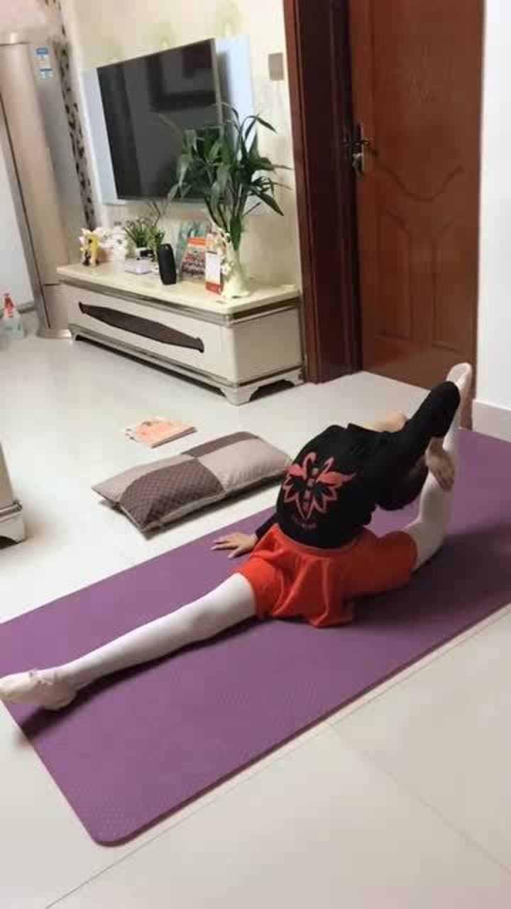 小萝莉在家练习一字马,白丝和萝莉果然很配!_腾讯视频