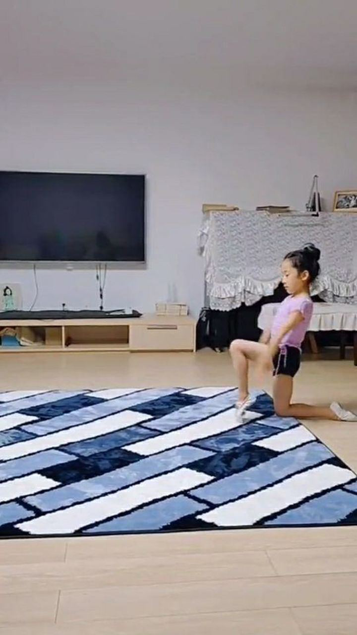 小女孩练习舞蹈的基本功肘前桥就是这么随意宝宝真的不怕疼