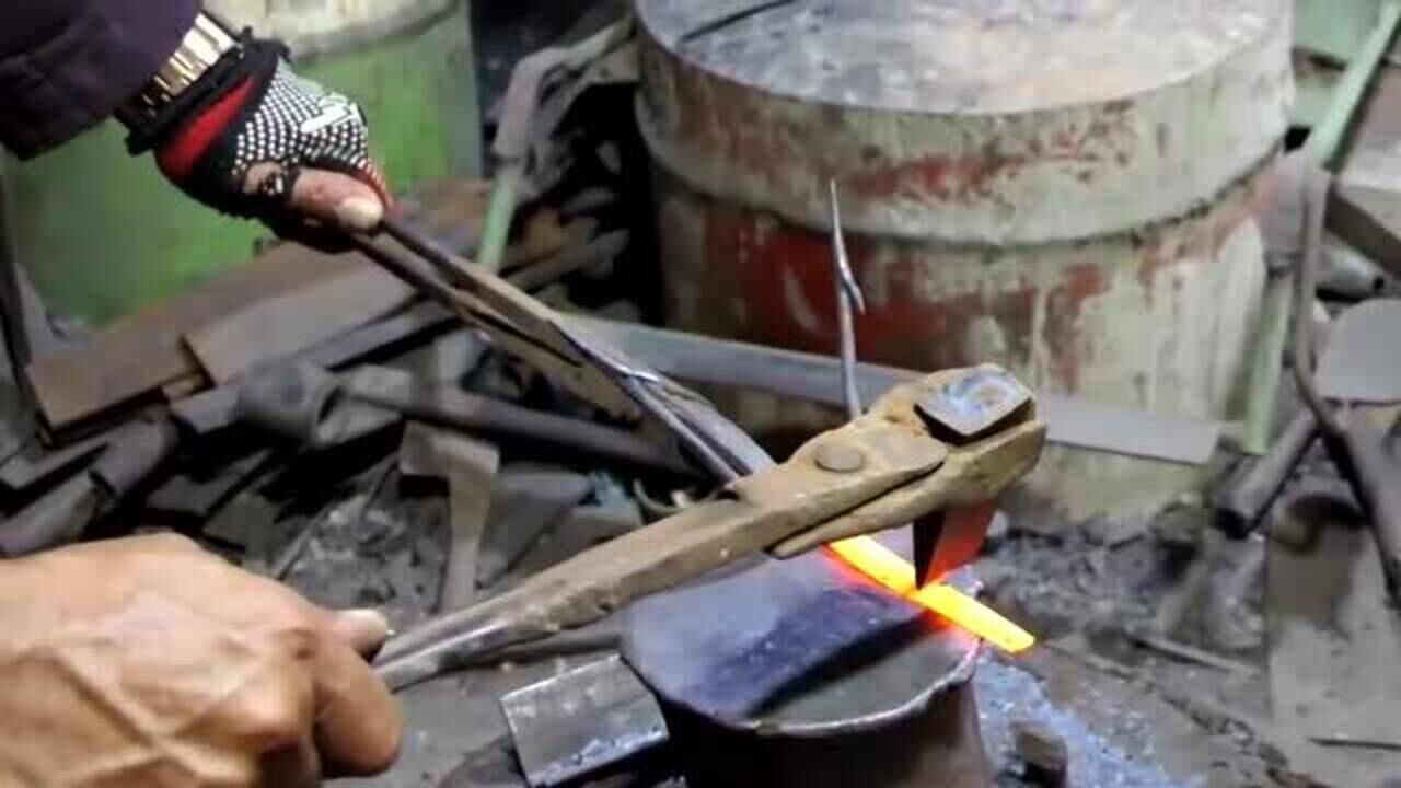 如何用一根短的钢筋做一个三叉鱼叉老铁匠的操作