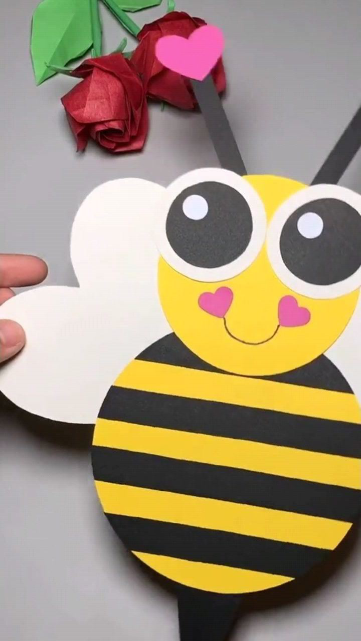 可爱的爱心小蜜蜂剪贴画