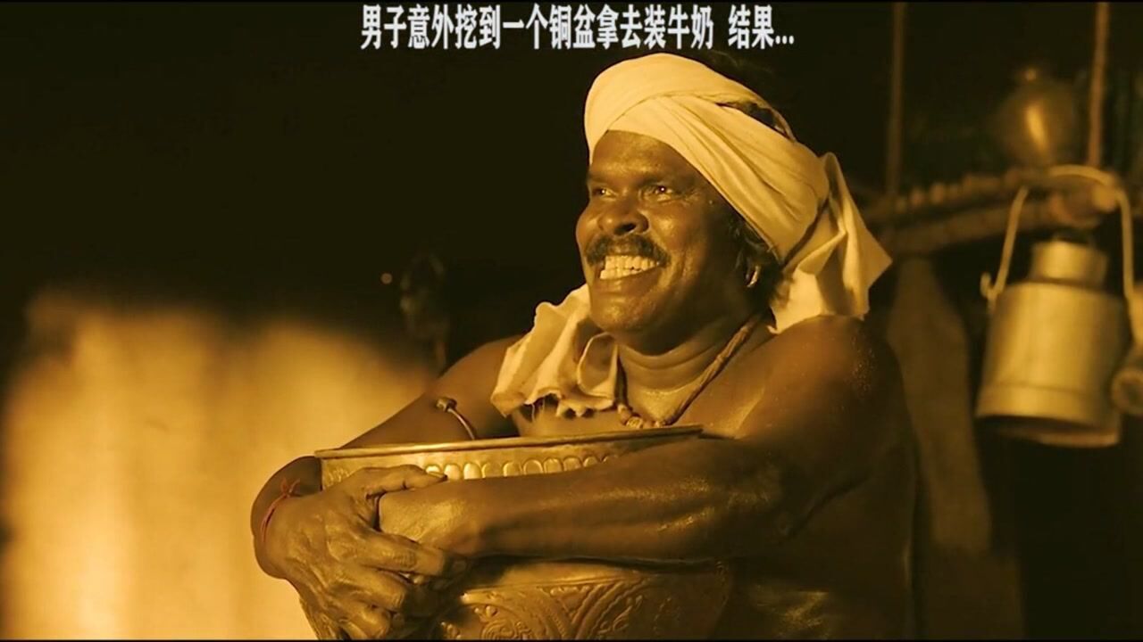 印度聚宝盆:男子挖到铜盆,放什么就出什么,真是捡到宝了!