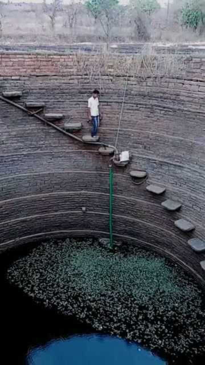 小伙下到深井就是为了取东西看来他没有深海恐惧症