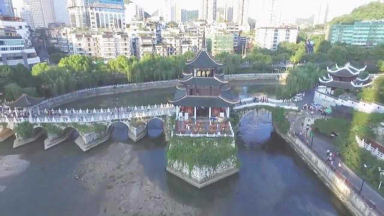 航拍贵阳：甲秀楼，一座见证贵阳历史的标志建筑物，贵阳八景之一_高清