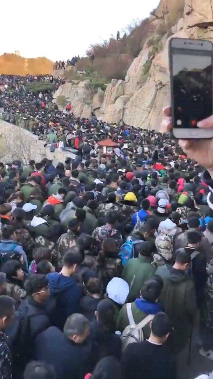 五一假期泰山风景区高处不胜寒,你要需要大衣不?