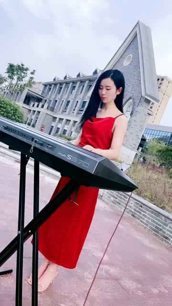 美女电子琴弹奏《火红的萨日朗》,琴声优美动人,让人沉醉