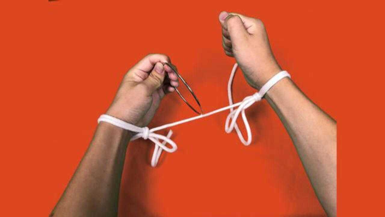 手被绳子牢牢绑住如何才能让铁圈跑进去原来方法这么简单