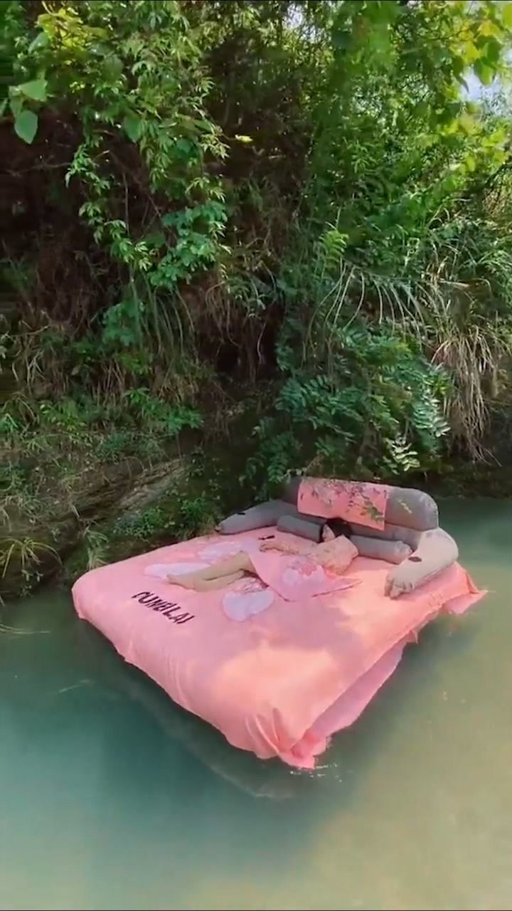 水上睡觉的少女像极了童话里的睡美人画面太美了