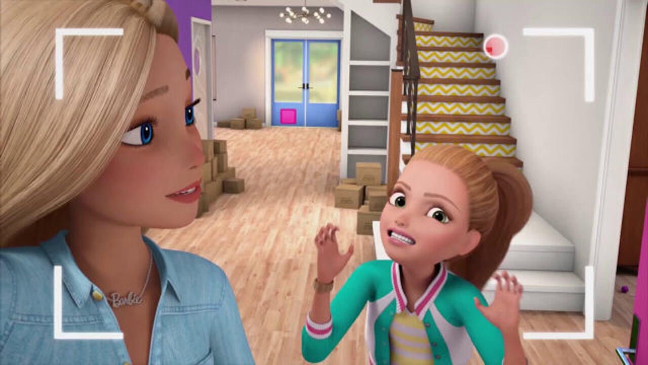 芭比梦幻屋:思倩做了一个鬼脸,芭比好无奈,思倩真顽皮呀