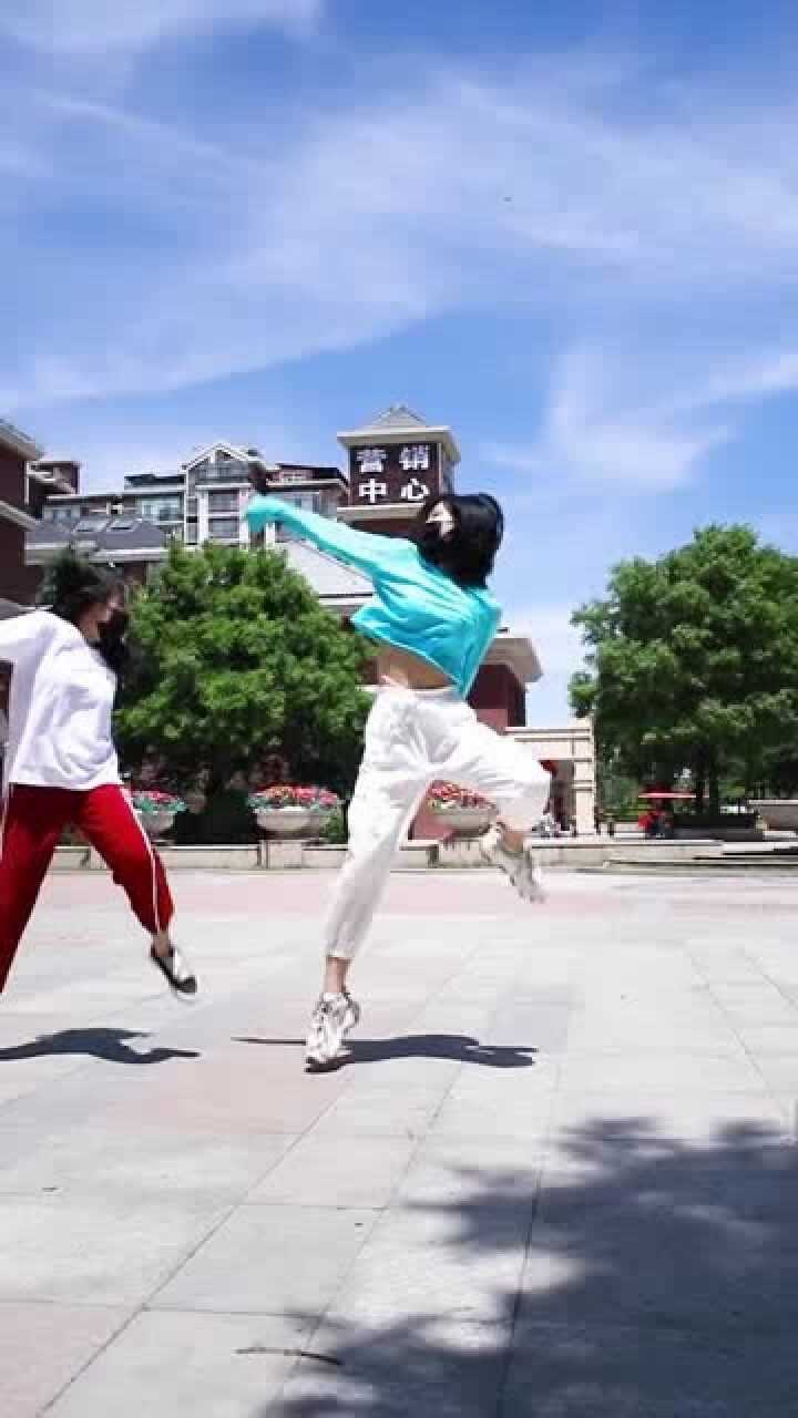 沙雕闺蜜的沙雕舞蹈我一下没忍住笑出了鸽子声