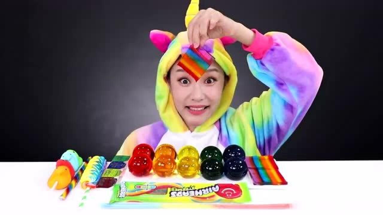 小姐姐穿上独角兽的衣服分享美味的果冻糖果
