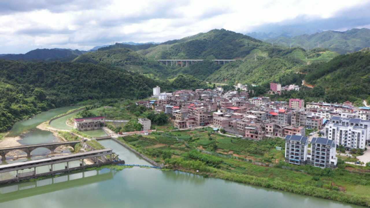 航拍昭平县走马镇,网红许华升的故乡,思勤河边上的翡翠明珠_腾讯视频
