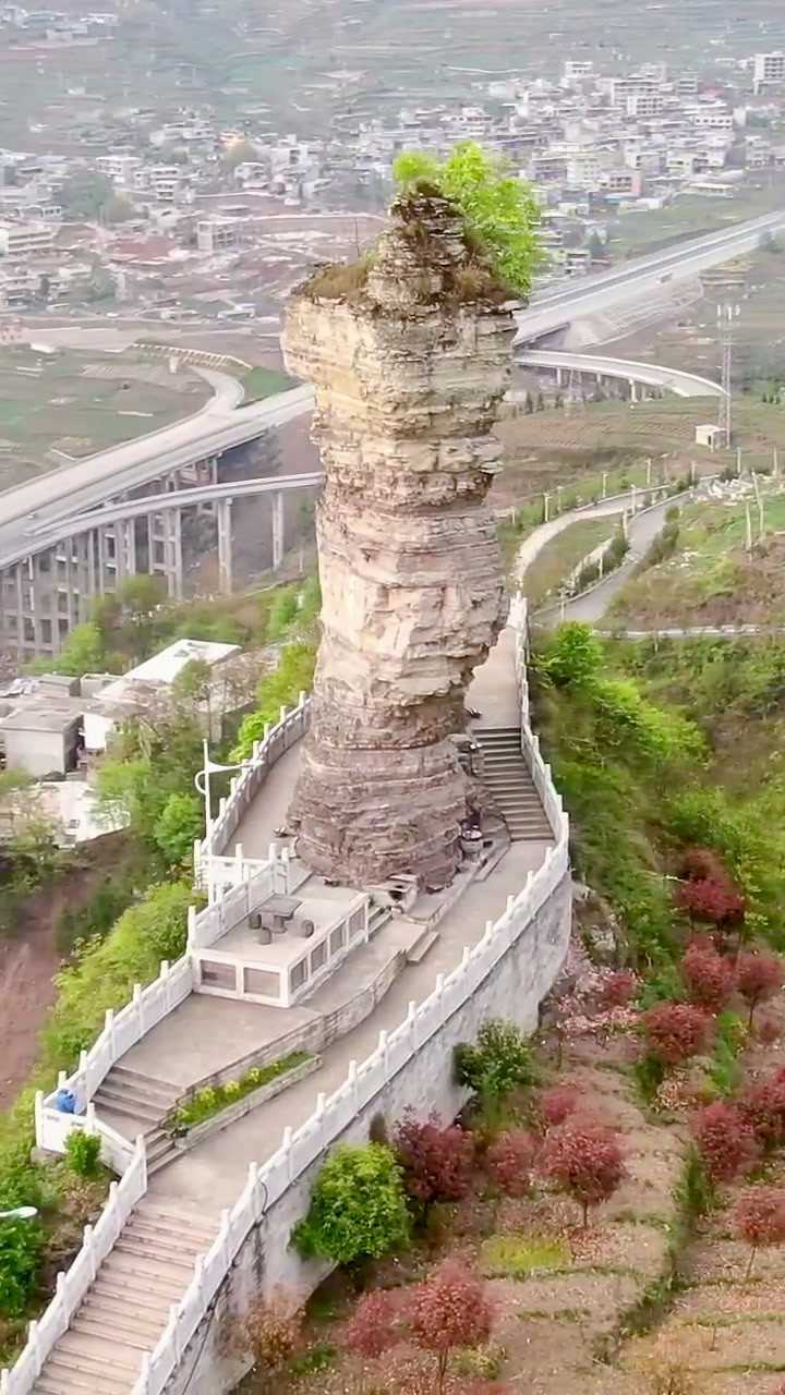 云南昭通镇石人山一星拱斗  屹立在山顶千年不倒!