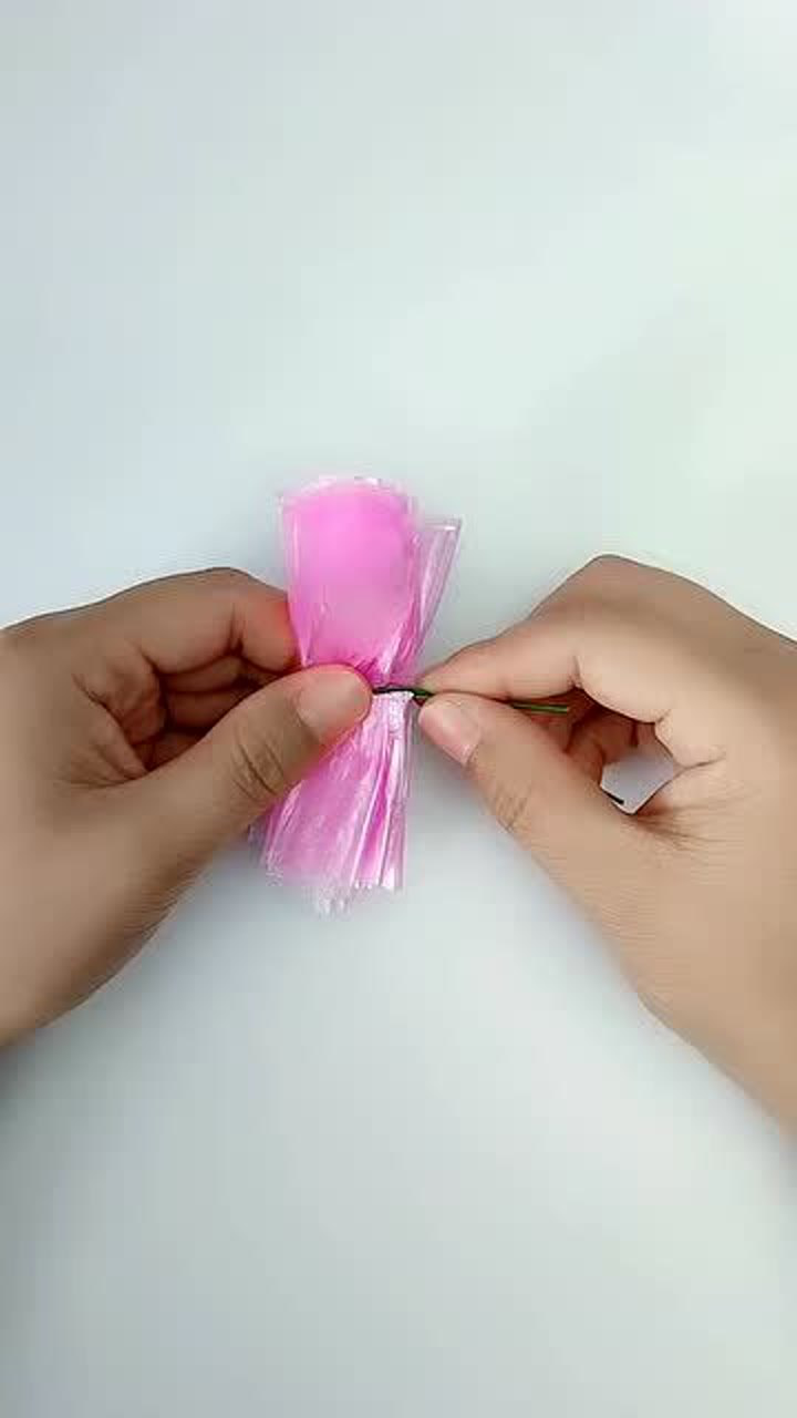 创意手工:用塑料袋做的假花装饰,你们觉得好看吗