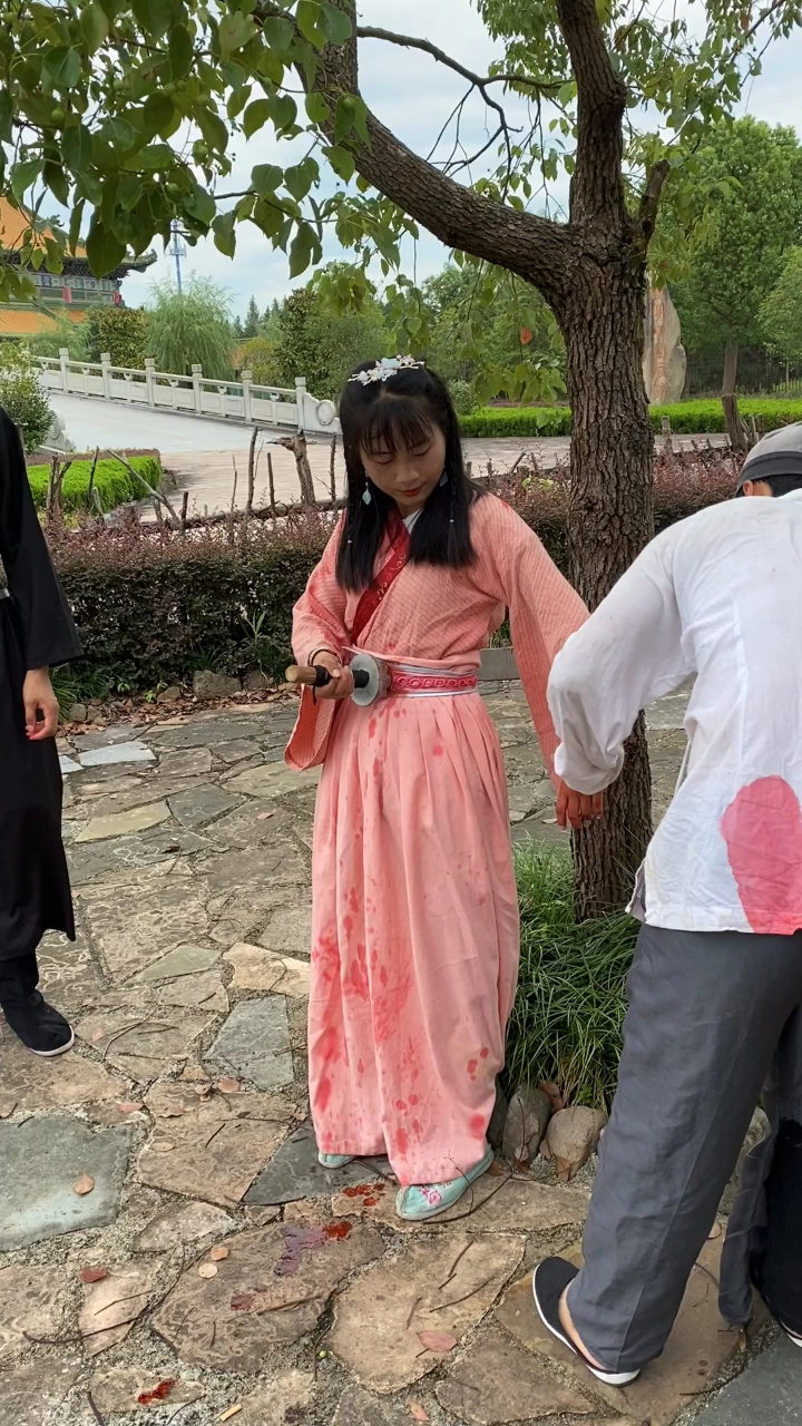 影视剧里一刀刺穿肚子的画面就是这么来的