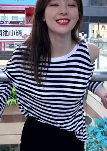 大多数女生都怕痒女神也不例外她的两个闺蜜真是太坏了