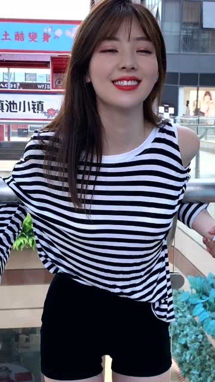 大多数女生都怕痒女神也不例外她的两个闺蜜真是太坏了