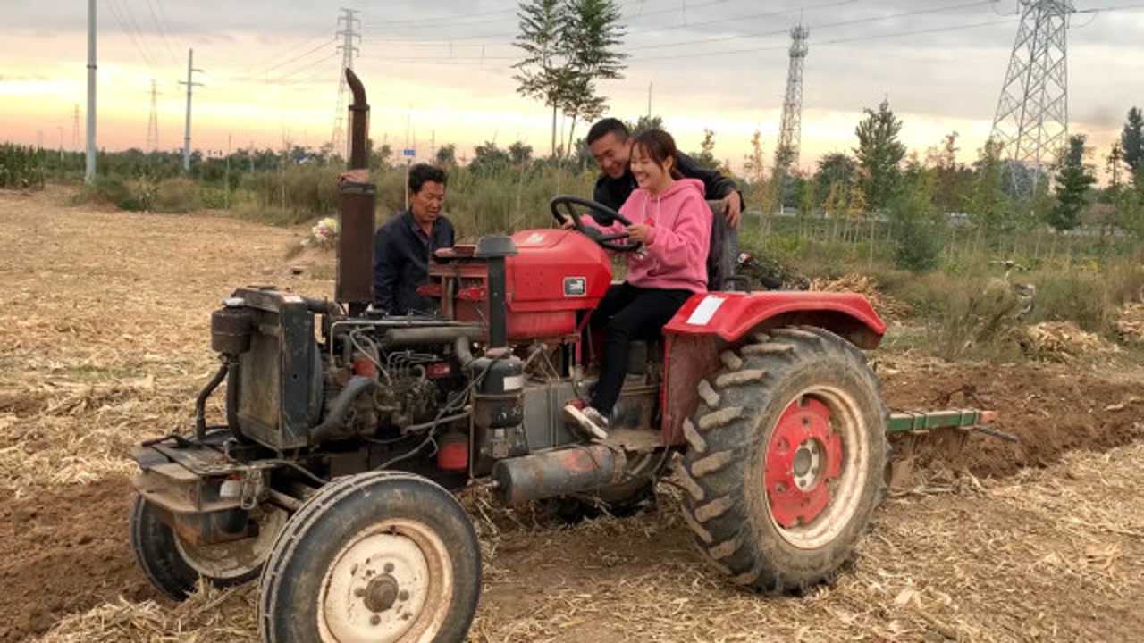 小瑞一帮人干活真麻利,小女子开拖拉机犁地,这技术就是老司机!
