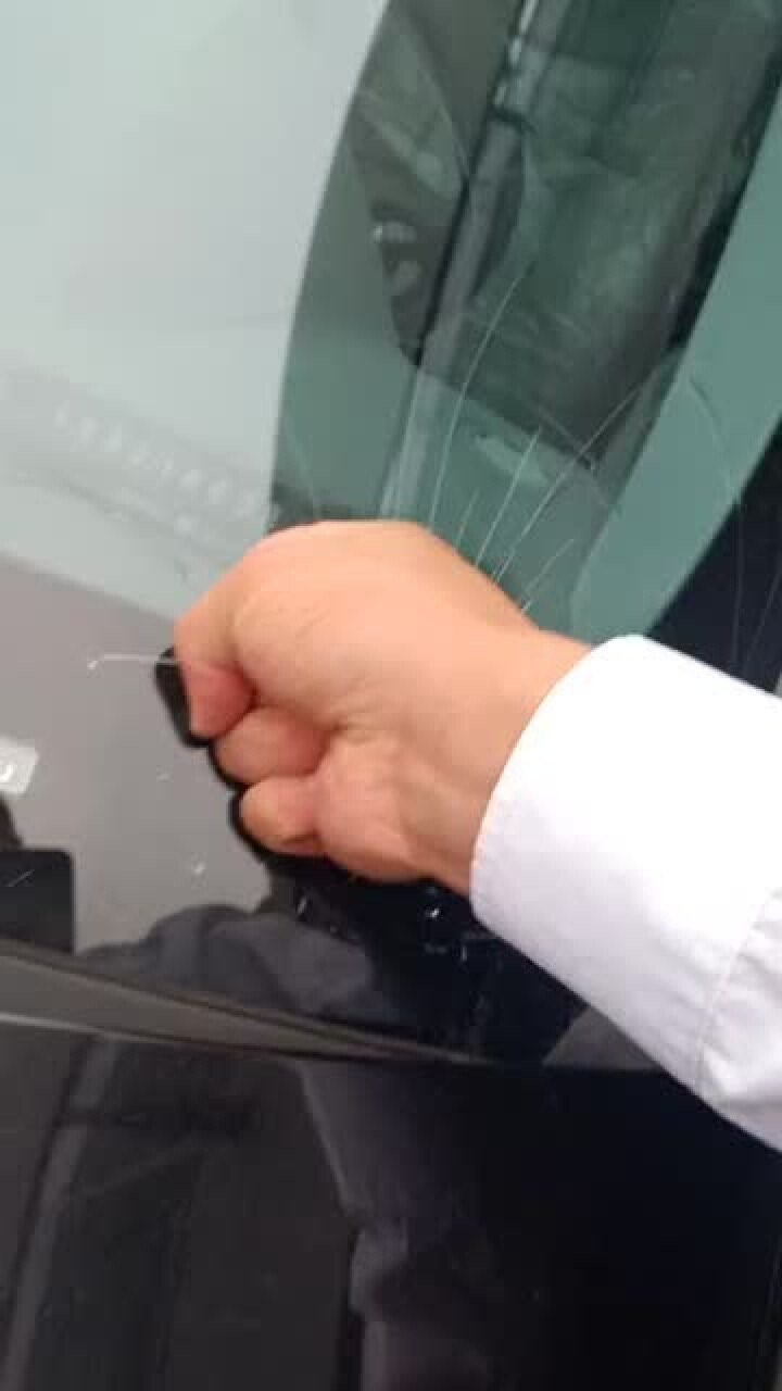 一拳打碎汽车前挡风玻璃,10年的武功不是白练的!