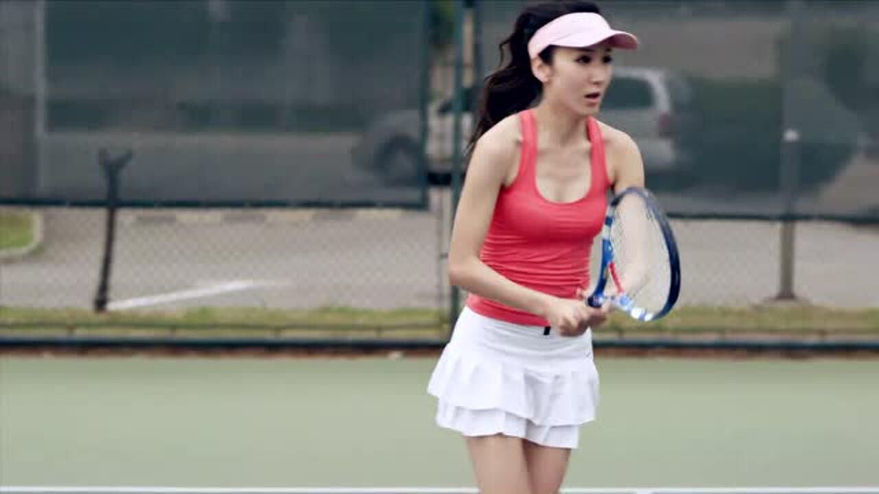 爱情公寓3一菲跟诺澜打网球赢了网球却输了曾小贤