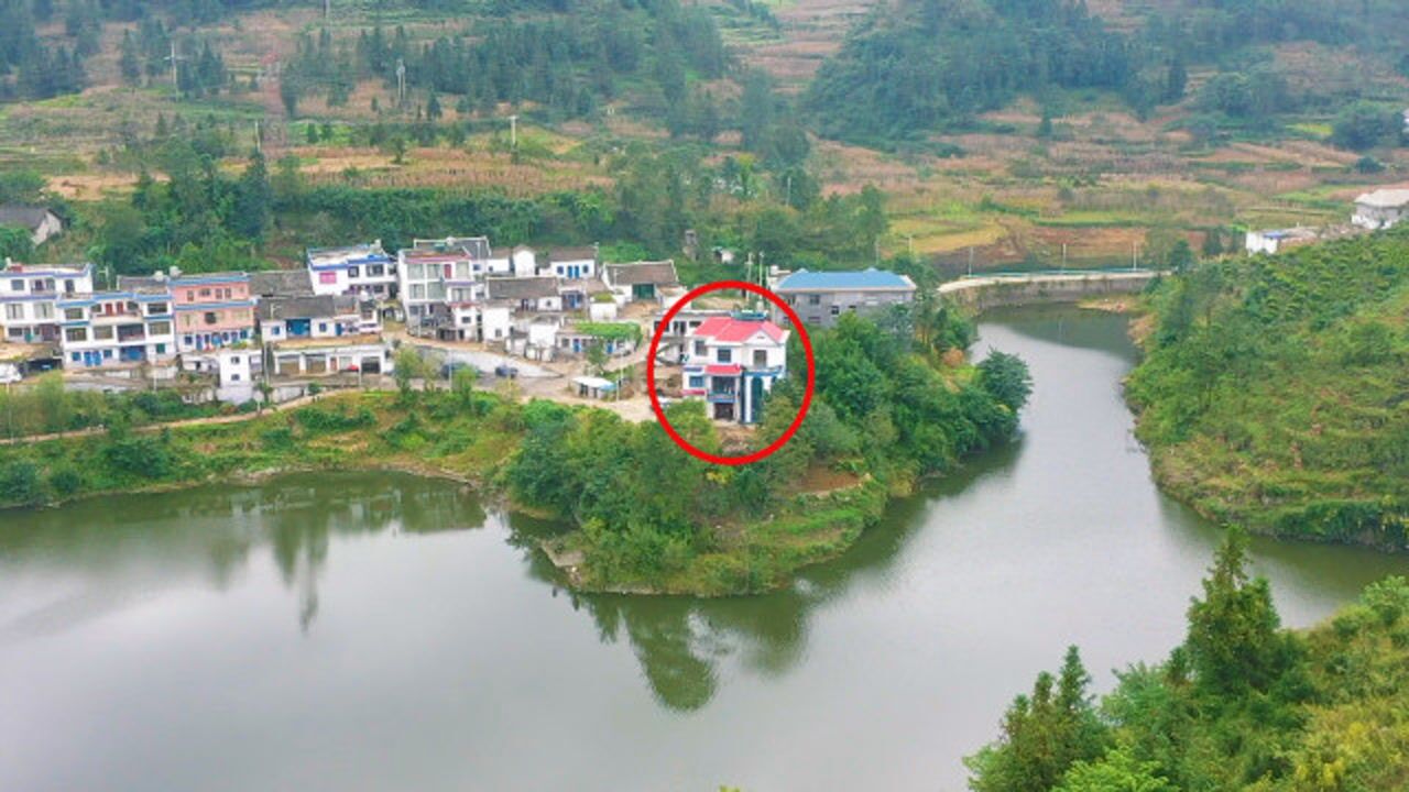 这才是风水宝地,有山有水,怪不得有钱盖别墅