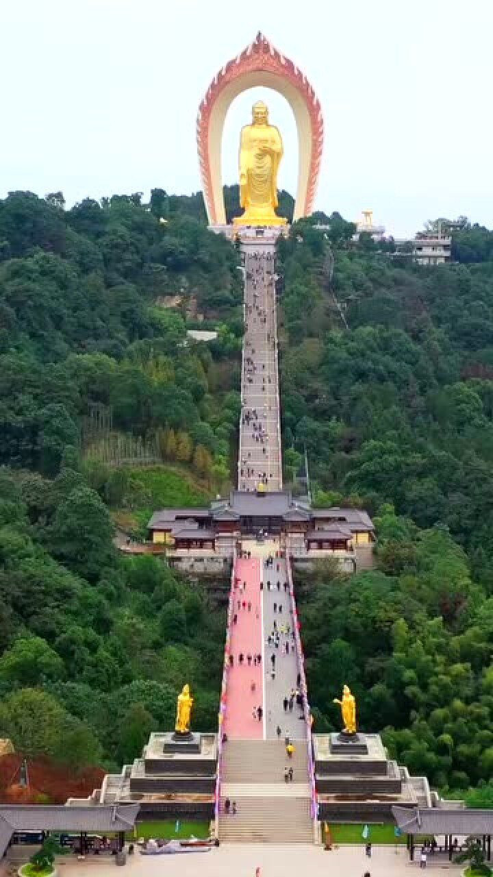 东林大佛高81米用48公斤黄金锻造全国唯一永久免费的景点