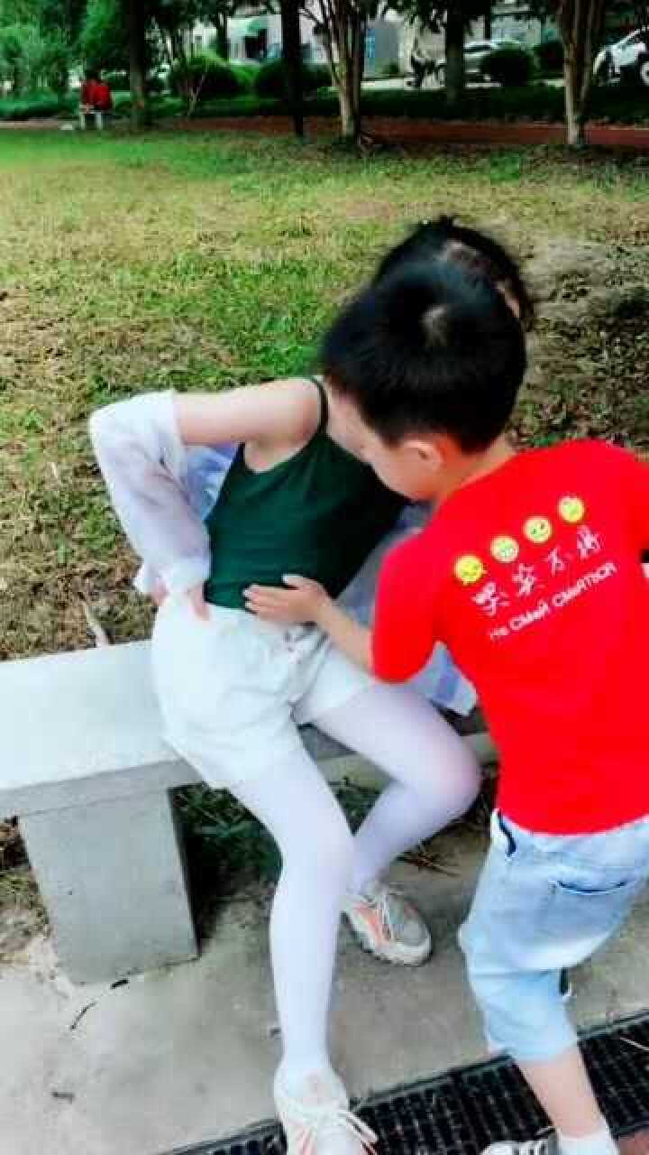 姐姐跳完舞就说肚子疼弟弟很是暖心要帮姐姐揉肚子