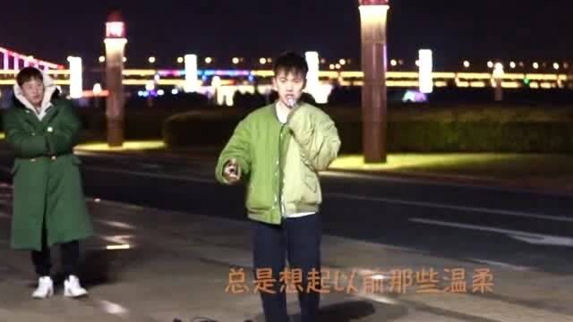 小伙翻唱《左手摸右手》,唱哭了边上的大哥