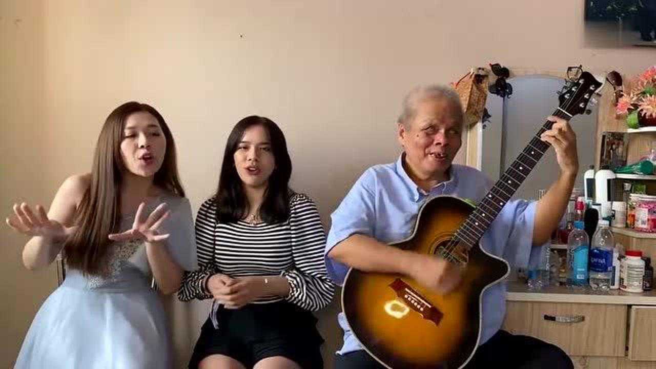 越南盲人大爷吉他灵魂伴奏节奏感太强了