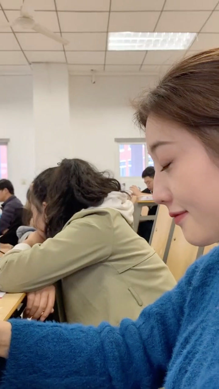 我同桌上课还在自拍不好好学习