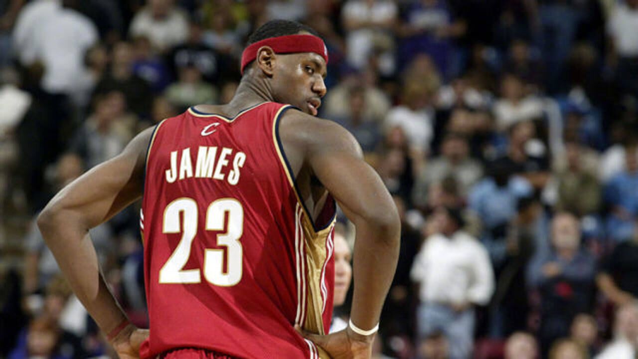 17年前2003年的今天!天选之子勒布朗-詹姆斯迎来个人生涯首秀