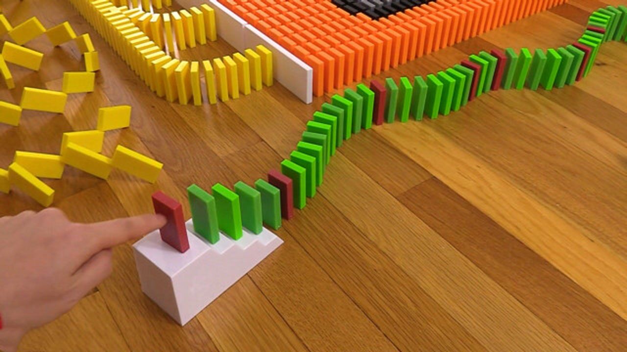 牛人设计的多米诺骨牌推倒的那一刻我彻底被惊艳了