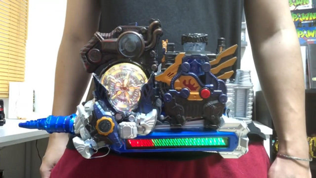 假面骑士build万丈龙我专属驱动器将他的武器和腰带合二为一