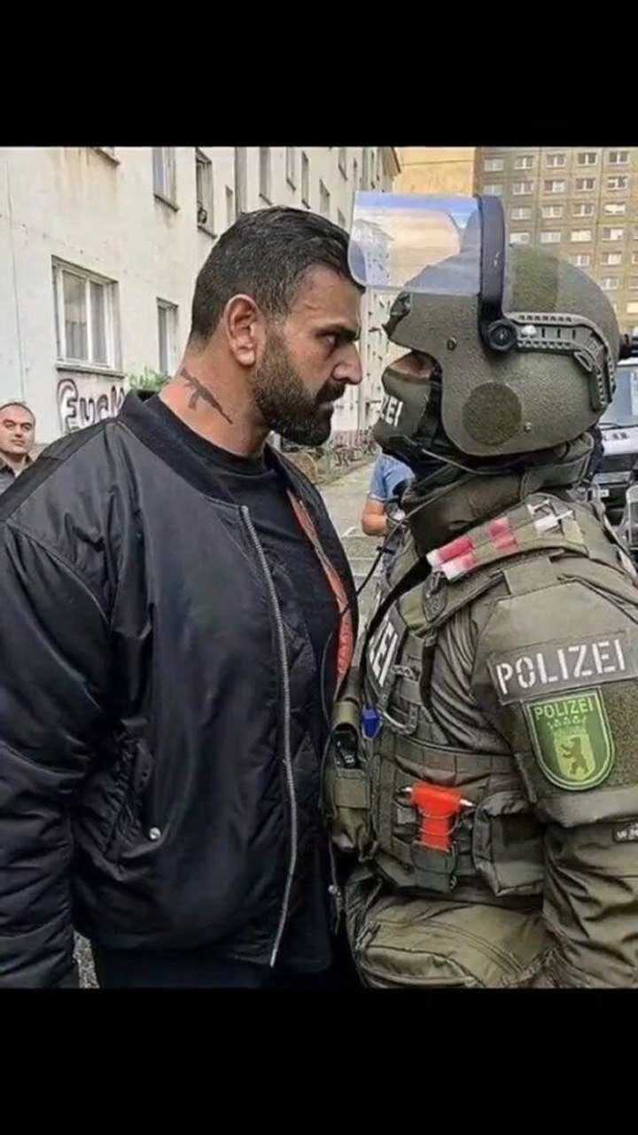 一个纹着ak一个拿着ak你还记得这次对视不?