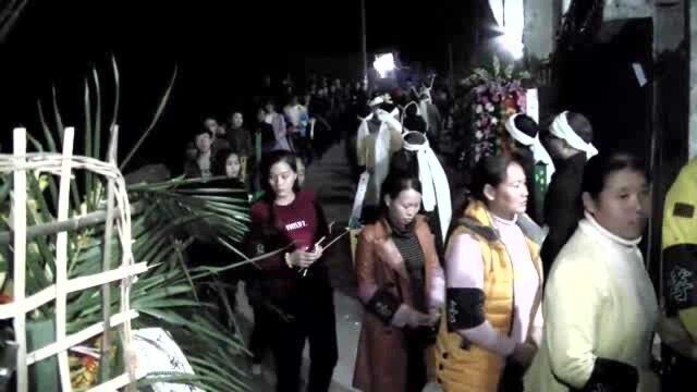 农村葬礼实拍,老人子女太多,祭奠时地上都站不下了