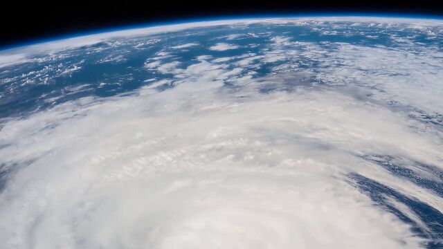 太空看地球:那下面是多洛雷斯飓风和白色的云朵