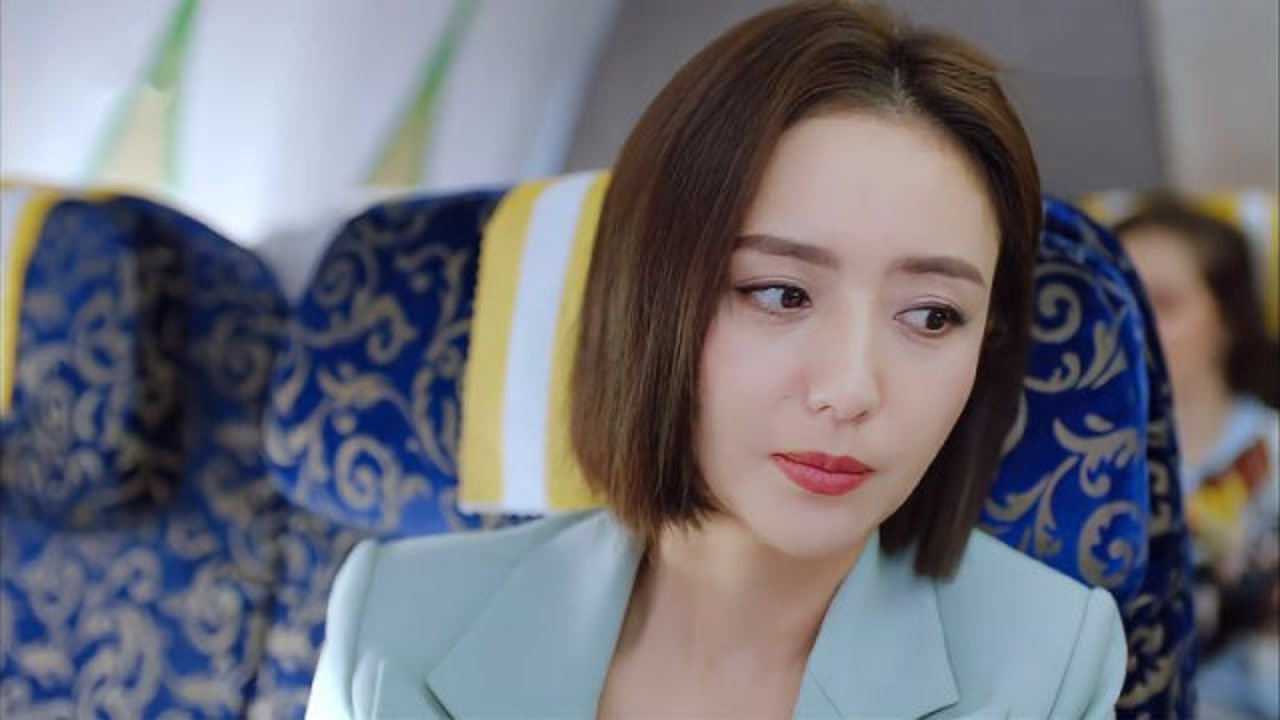 女机长关雨晴坐飞机回国突然闻到刺鼻味道下一秒机智操作救了全机人