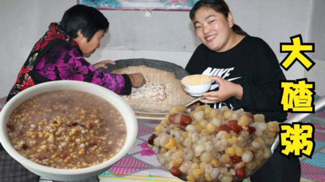 农村婆媳大铁锅煮大碴粥,汤黏肉透儿有诀窍,这生活不比城市差