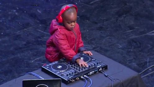 外国达人秀里天赋过人的小孩，三岁萌娃玩转DJ，全场都嗨了