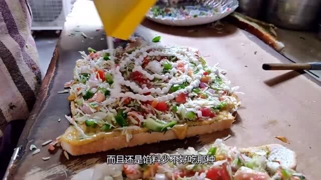 大叔路边摊卖小吃,5块钱1个比巴掌还大,食客:10种配料好吃便宜