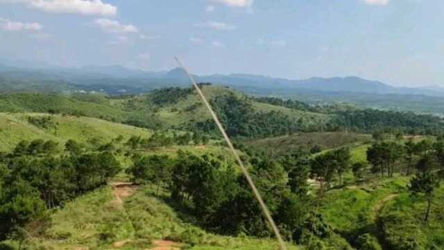 双鬼尾横龙结穴,明堂旗鼓俱备,逆朝暗拱水,此为大地格局.