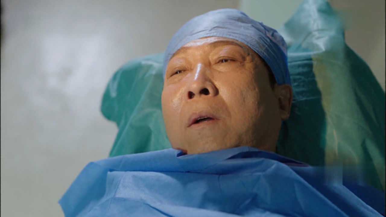 徐清风亲自为关永年做心脏造影关永年在手术台上很紧张徐清风不断安慰