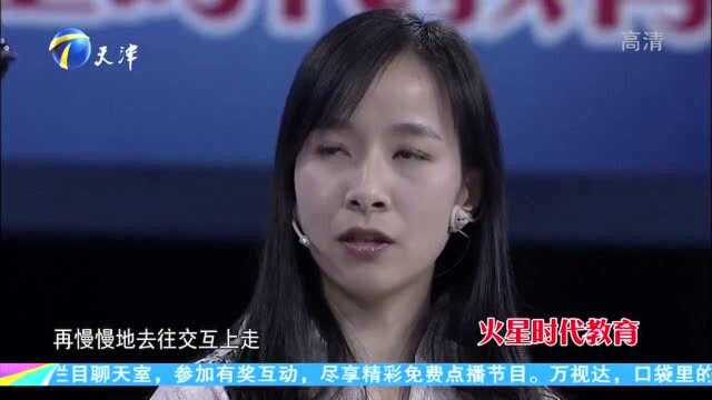 漂亮女生上台求职,一家的名字好有意思,现场演示卖零食