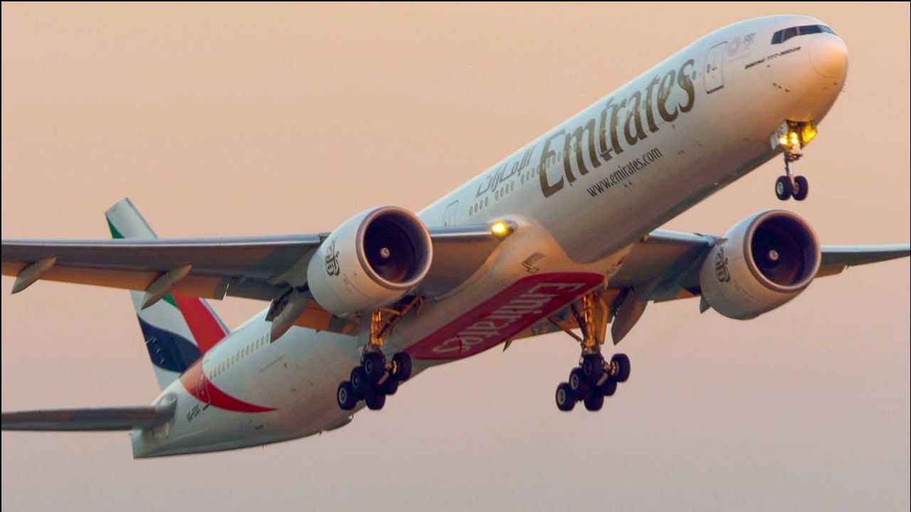 一架空客a340-500波音777飞机起飞