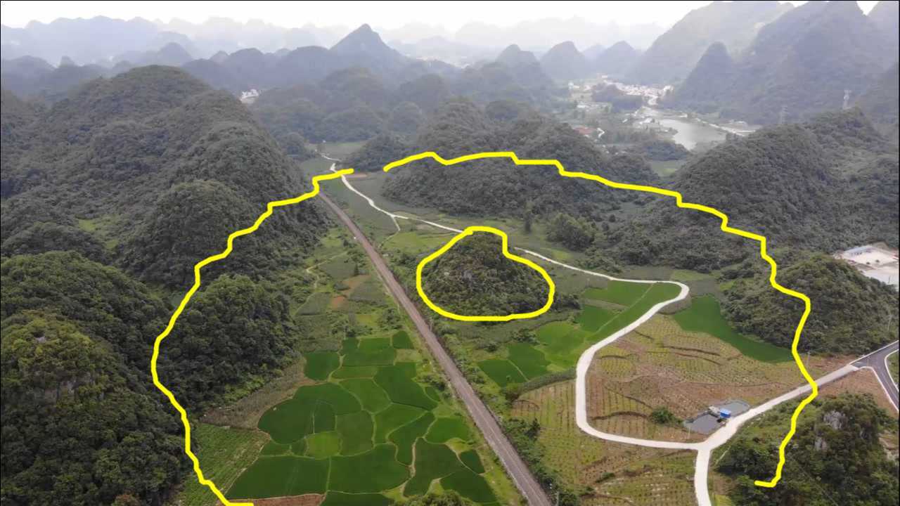 四面环山藏风聚气,格局完美,是一个山美水美的风水宝地!