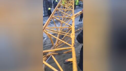 突发！宁波杭州湾一在建工地发生塔吊倒塌事故